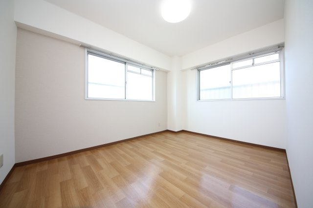 ニューパークメゾン半田の洋室