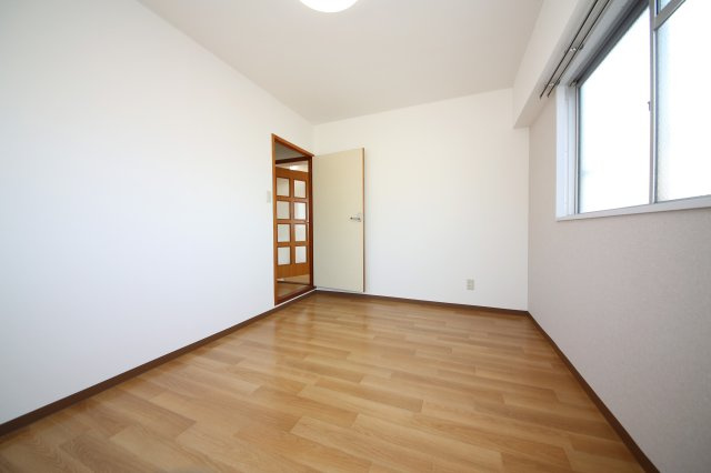 ニューパークメゾン半田の洋室