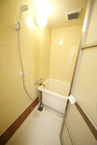 ニューパークメゾン半田の浴室