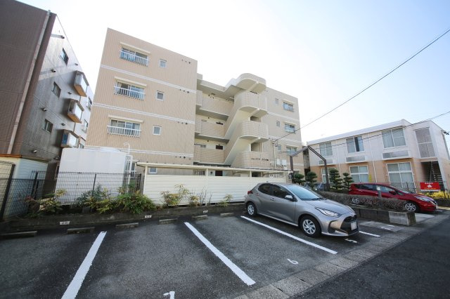 ニューパークメゾン半田の駐車場