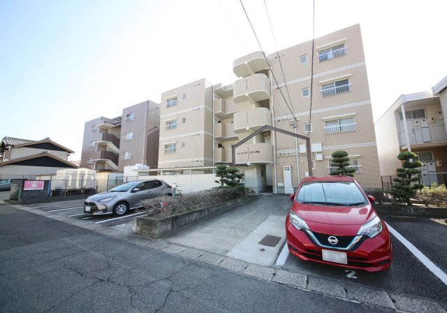 ニューパークメゾン半田の駐車場
