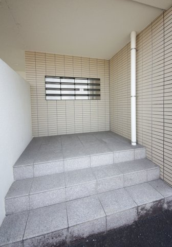 ＣＯＭ’Ｓ二ツ坂のエントランス|別部屋同間取りのお写真となります。参考にご覧くださいませ。