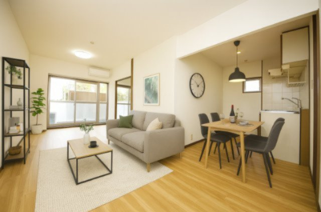 ＣＯＭ’Ｓ二ツ坂の居間・リビング|バーチャルステージングの写真となります。家具家電等は付帯しません。参考にご覧くださいませ。