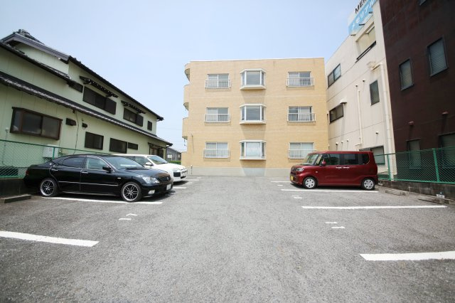 パークメゾン半田の駐車場