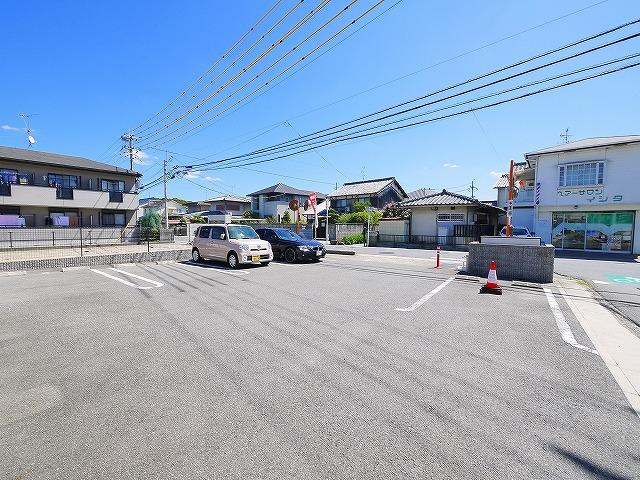 メゾンラフレシールの駐車場|カースペースがあります