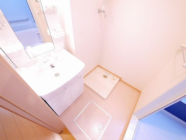 メゾンラフレシールの洗面所|洗濯機置き場です