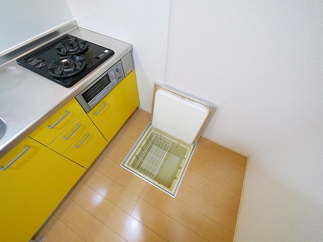 アンテレクテュエルのキッチン|コンパクトなキッチンで掃除もラクラク