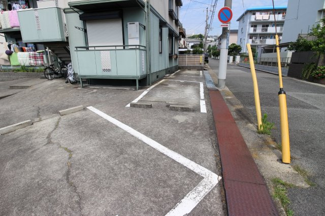 クレール吉川の駐車場