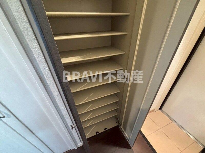モンサンミッシェル北浜　BRAVI不動産の玄関