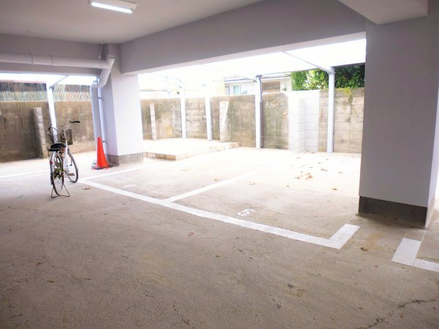 泉寿マンションの駐車場