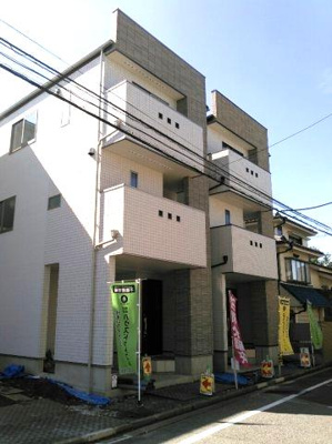 【外観】 | 蕨市塚越3丁目　新築分譲住宅全2棟 | 『蕨市塚越3丁目　新築分譲住宅全2棟』:京浜東北線蕨にも近くて便利。119.65㎡の建物面積で、快適に過ごせます。住み心地の良い周辺環境と、徒歩でも駅まで11分の立地が魅力の物件。