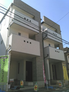 【外観】 | 『蕨市塚越3丁目　新築分譲住宅全2棟』:京浜東北線蕨にも近くて便利。119.65㎡の建物面積で、快適に過ごせます。住み心地の良い周辺環境と、徒歩でも駅まで11分の立地が魅力の物件。