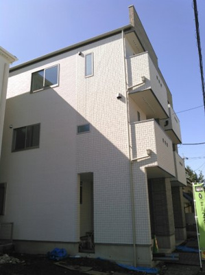 【外観】 | 蕨市塚越3丁目　新築分譲住宅全2棟 | 『蕨市塚越3丁目　新築分譲住宅全2棟』:京浜東北線蕨にも近くて便利。119.65㎡の建物面積で、快適に過ごせます。住み心地の良い周辺環境と、徒歩でも駅まで11分の立地が魅力の物件。