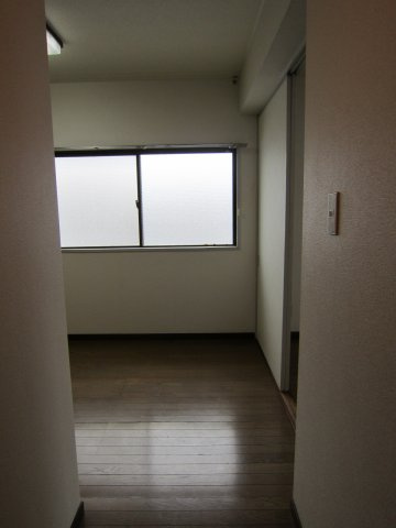 オリーブマンションの玄関