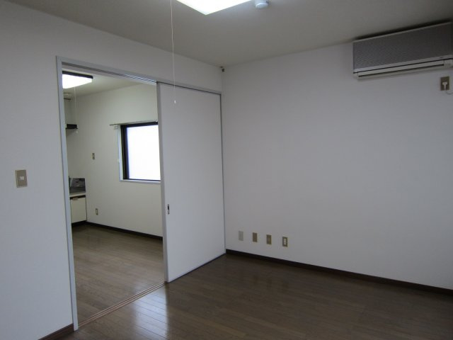 オリーブマンションの洋室