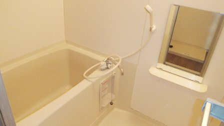 ドリームⅠの浴室|浴室は鏡付きです