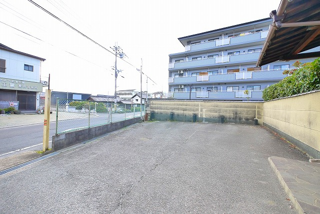 マンション西田の駐車場|駐車スペースもあります