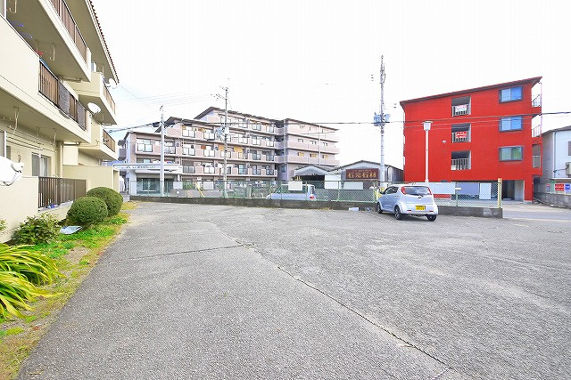 マンション西田の駐車場|駐車スペースもあります