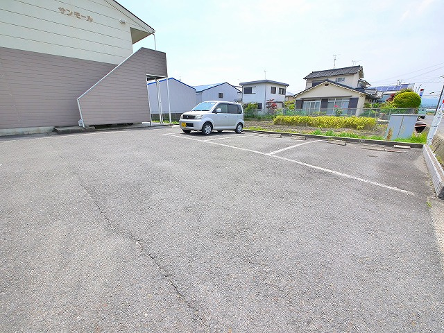 サンモール（杏町）の駐車場|駐車場があるので、車を買う予定の方も安心です