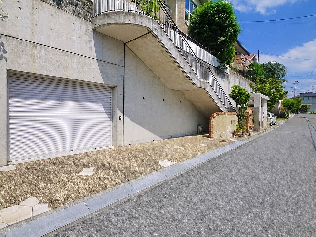 登美ヶ丘戸建の駐車場