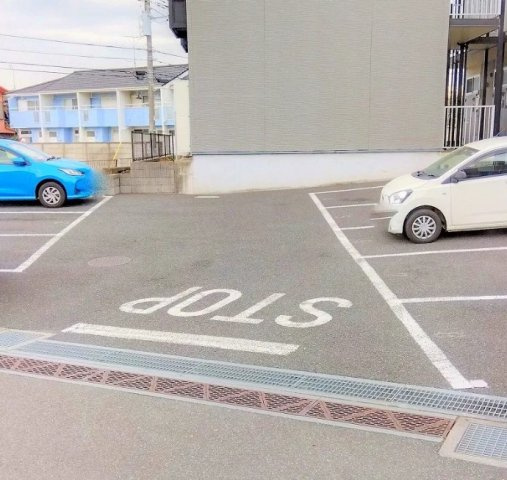 レオパレスイーストの駐車場