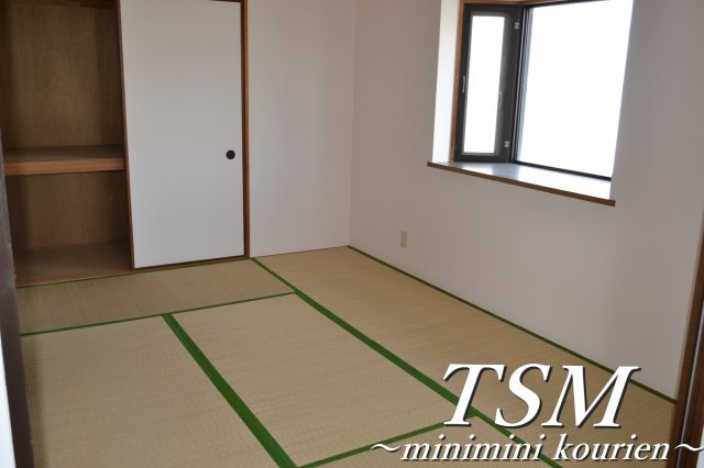 サンハイツ寝屋川の和室|出窓のある明るい和室