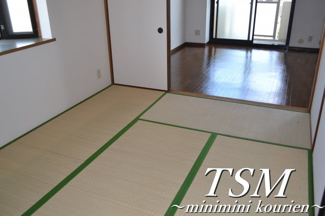 サンハイツ寝屋川の和室|出窓のある明るい和室