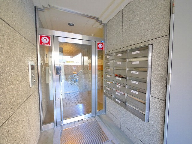 メゾンケイティーエスのエントランス|建物の内部です