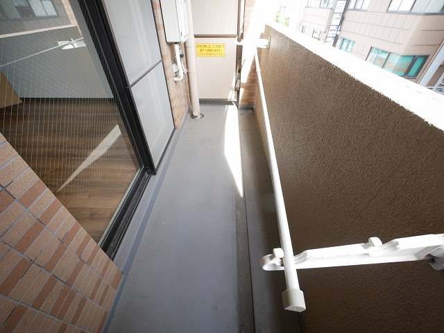 メゾンケイティーエスのバルコニー|暖かな日差しのふりそそぐバルコニー