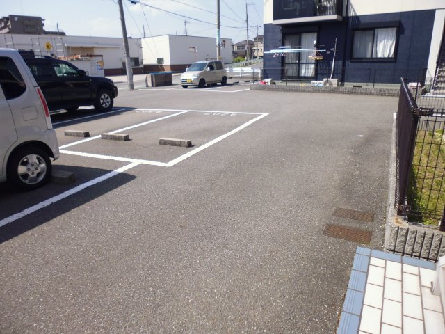 フォーレスイン西島の駐車場