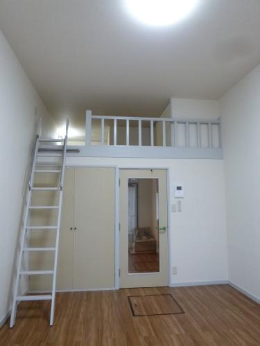 【洋室】 | ソフィア三鷹 | ロフト有り。天井照明付き。