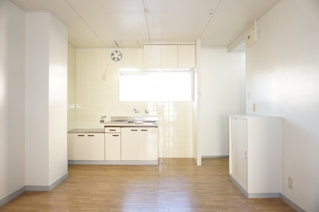 【居間・リビング】 | 豊中ローズハイツ | 東の光が入る明るいダイニングキッチンです。