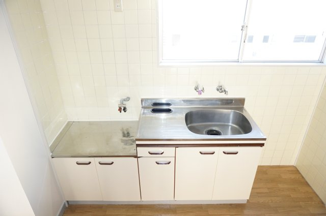 【キッチン】 | 豊中ローズハイツ | 窓付きのキッチンは換気もラクラクとっても便利です。