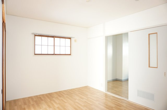 【洋室】 | 豊中ローズハイツ | 角部屋なので北側に開口部があり、閉塞感が少し解消されます。