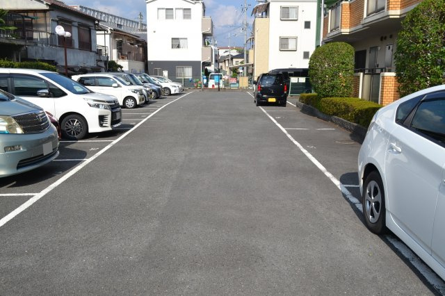 サンハイツ寝屋川の駐車場