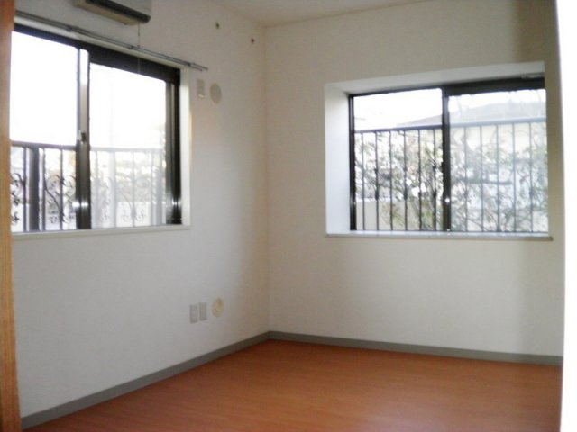 ボーマノワの寝室|角部屋で窓が多いです。