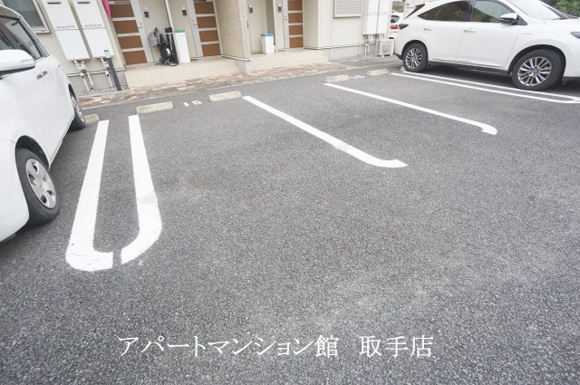 アジュールＡの駐車場