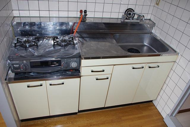 トマトハウスのキッチン|コンパクトなキッチンで掃除もラクラク