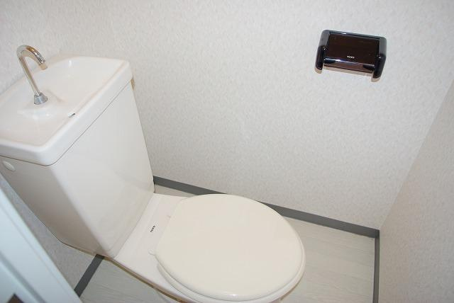 トマトハウスのトイレ|ゆったりとした空間のトイレです