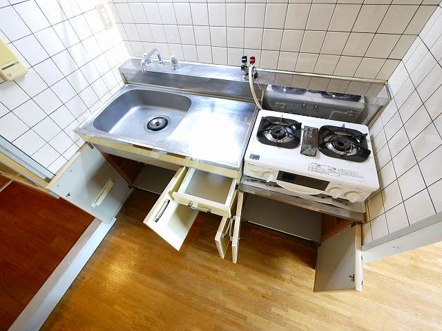 トマトハウスのキッチン|コンパクトなキッチンで掃除もラクラク