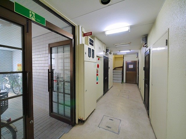 泉都ハイツのエントランス|集合ポストもあります