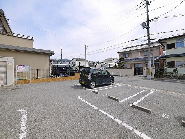 グラン　ソレイユ（西長柄町）の駐車場|駐車場に車を止められます