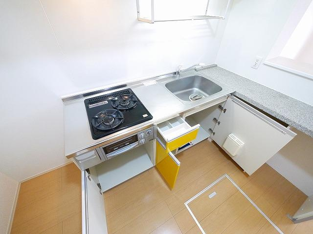 ラ・フロール青垣のキッチン|豊富な収納スペース