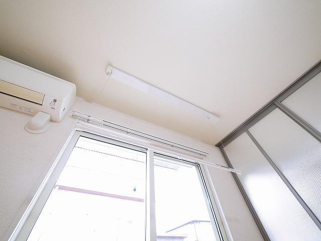 ラ・フロール青垣の設備|使わないときは天井に収納できる室内物干しです