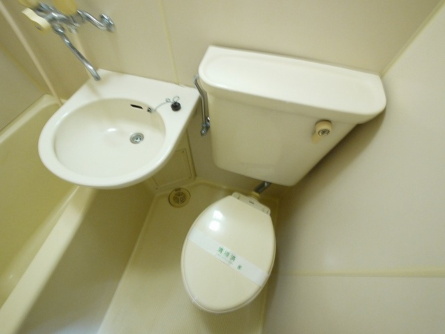 泉都ハイツのトイレ|落ち着いた色調のトイレです