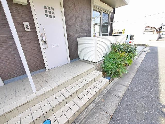 シャーメゾン前栽のその他共用部分|落ち着いたエントランスです