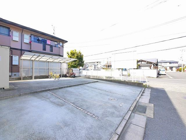 シャーメゾン前栽の駐車場|駐車場に車を止められます