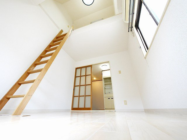 CASA天理の洋室|明るい洋室です
