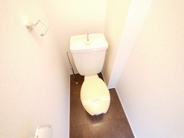 メゾン・ド・スリシエI　B棟のトイレ|ゆったりとした空間のトイレです