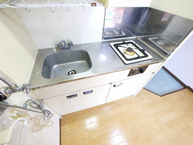 泉都ハイツのキッチン|コンパクトなキッチンで掃除もラクラク